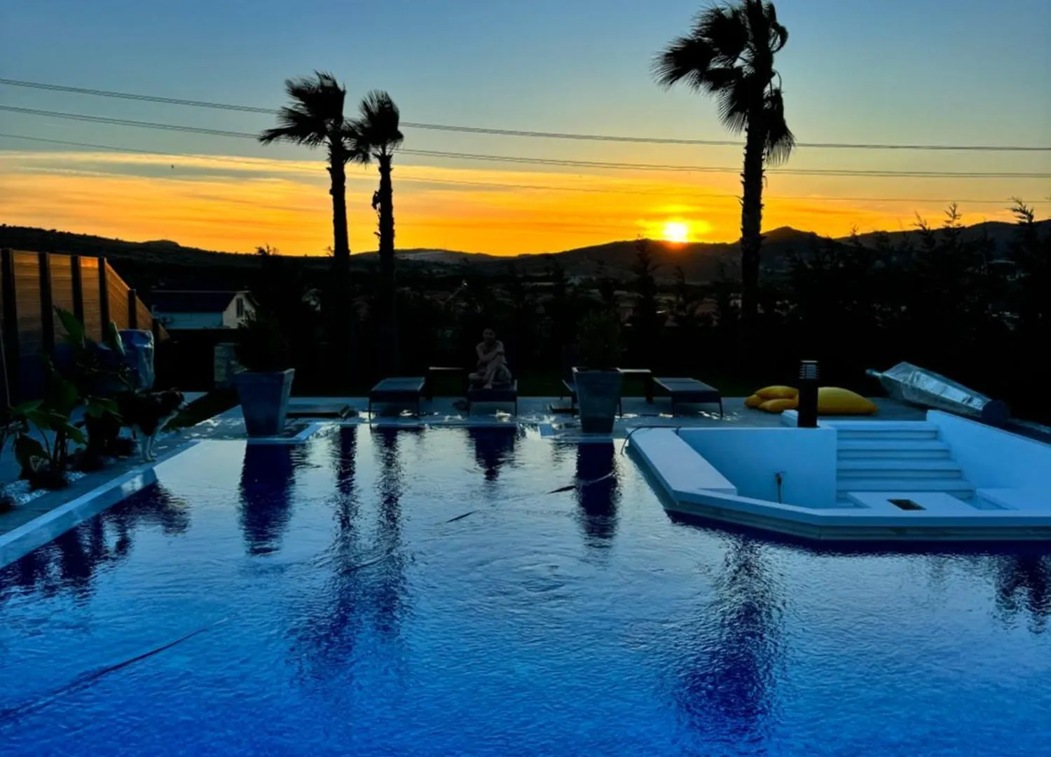 Sunken Seated Fire Pit Villa! フォチャ ヴィラ